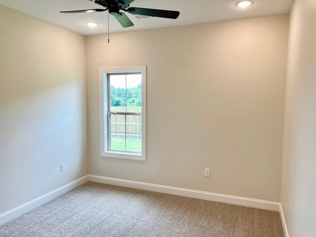 Building Photo - FOR Rent – 3 Bedroom, 2 Bath!