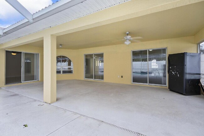 Building Photo - Palm Harbor Pool Home