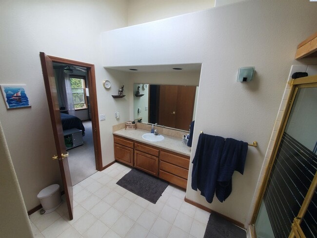 Building Photo - Pet friendly, avail July 1