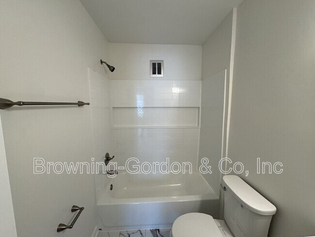 Building Photo - 2601 Hillsboro Pike