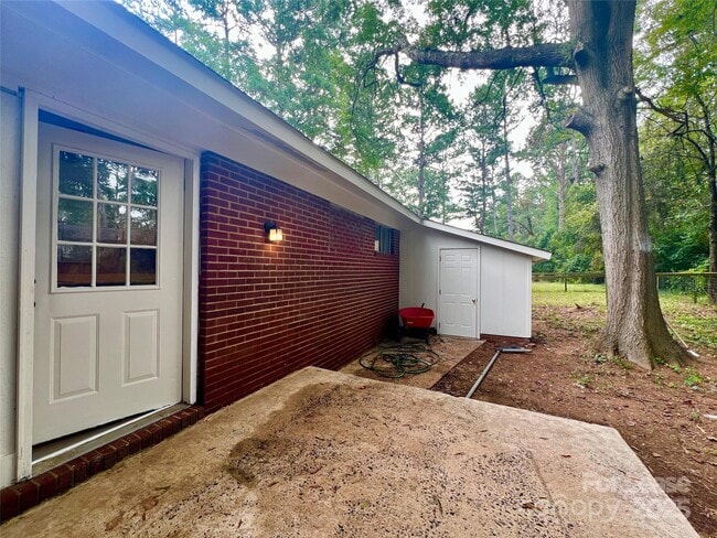Building Photo - 3201 Erskine Dr