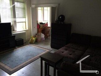 Building Photo - Nicely renovated studio in a prime locatio...