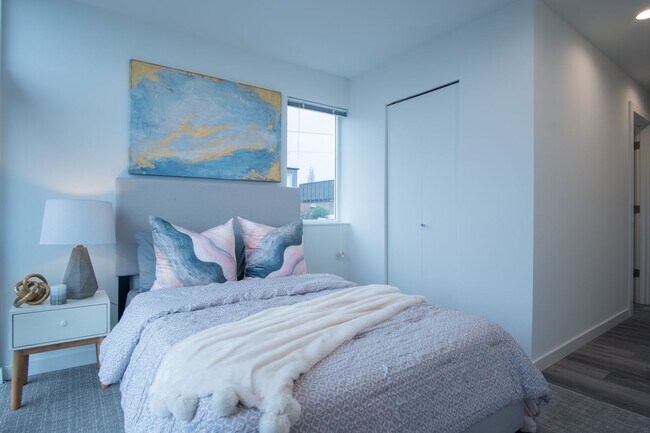 Building Photo - Modern 3BR/3BA Townhouse with Rooftop Views in Yesler Terrace