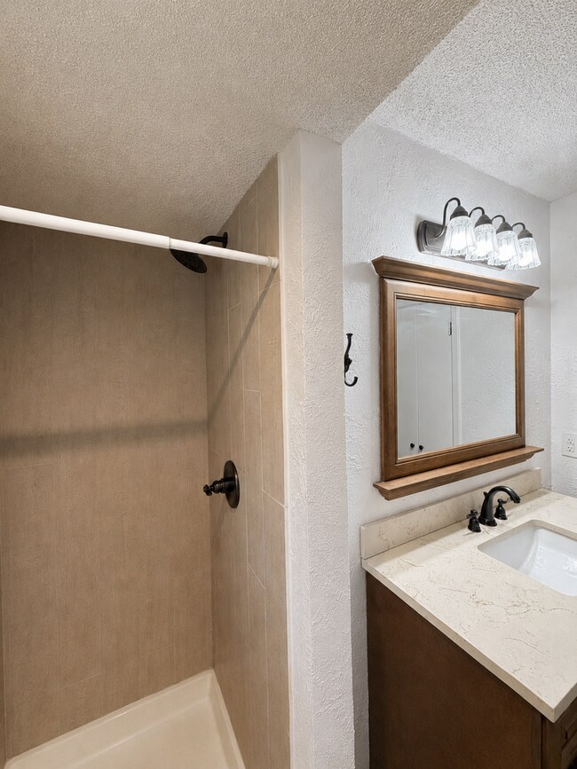 Building Photo - 3-Bedroom, 2 Bath Single Family for Rent in Arlington, TX | Attached Garage & Modern Kitchen