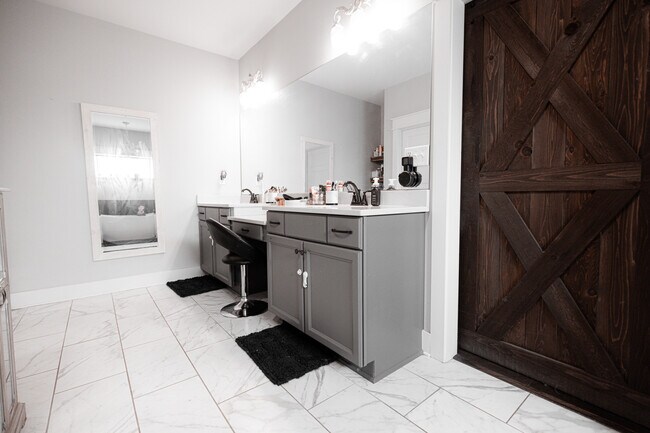 Building Photo - 918 Woodford Cv E