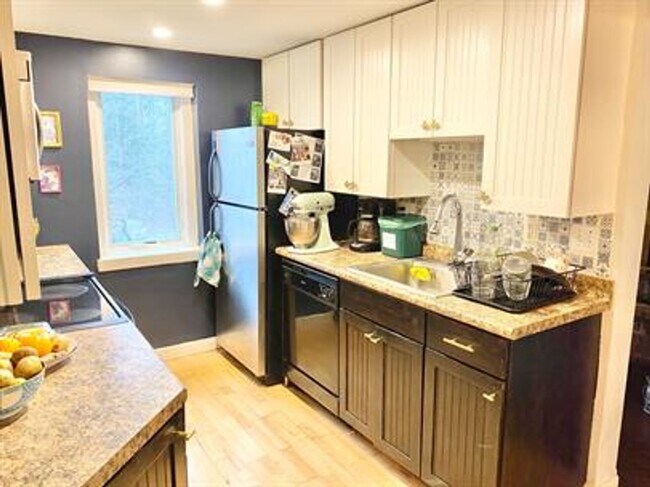 Building Photo - 2 Bedroom Condo South End of Burlington