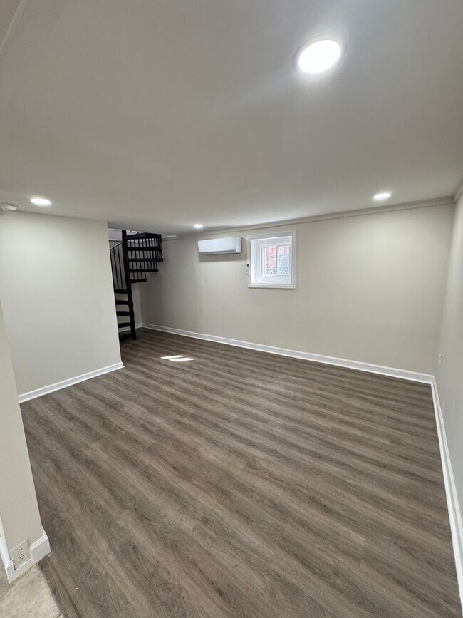 Building Photo - 1036 Seymour Ave