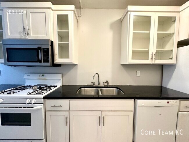 Building Photo - 710 W 48th St