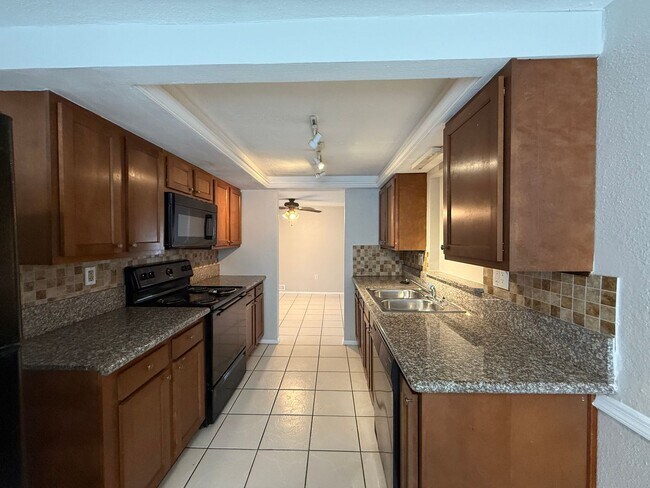 Building Photo - Available Now! Beautiful Single Family Por...
