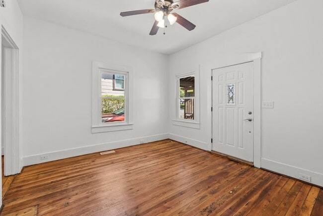 Building Photo - Beautiful 3 Bedroom 2 Bath