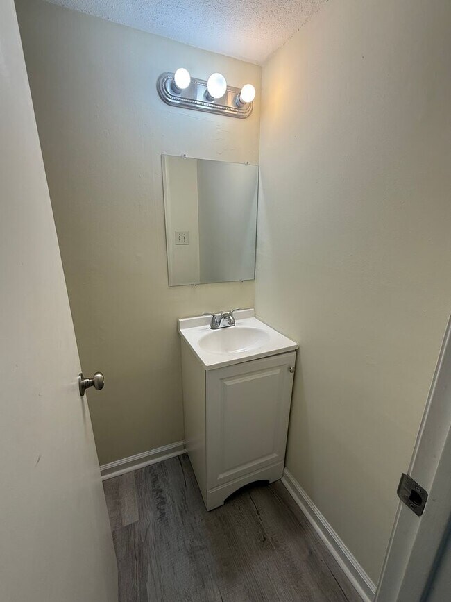 Building Photo - Two bedroom, 1.5 bath in Graham--McAden Pl...