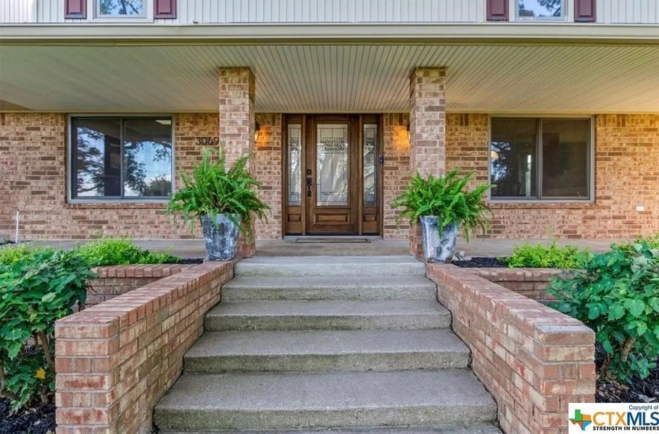 Building Photo - 3069 Summit Dr