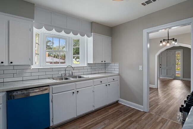 Building Photo - Highland Fully Remodeled 2 Bedroom Home