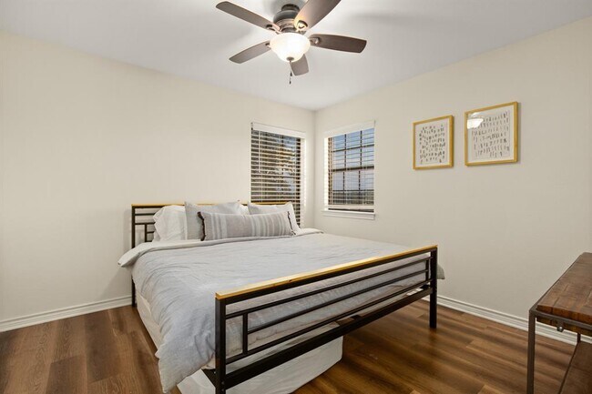 Building Photo - 1352 Lakeshore Dr