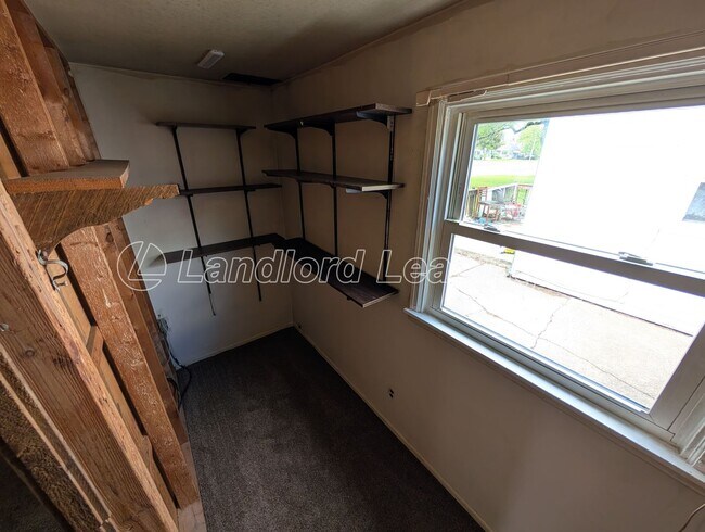 Building Photo - Quaint 3 Bedroom Home with Garage.