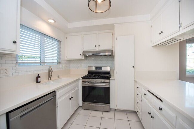 Building Photo - Walk to the Beach