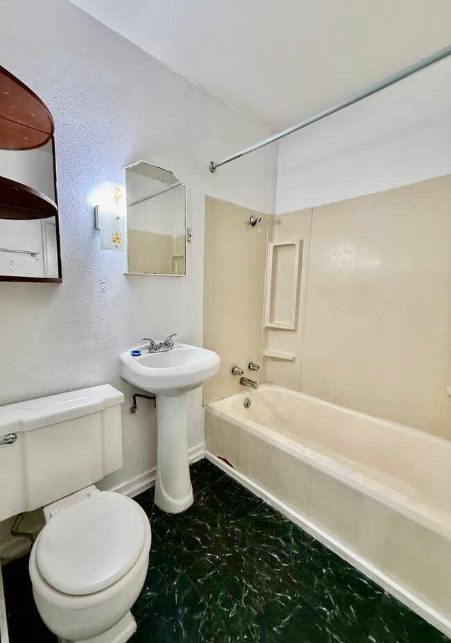 Building Photo - 1-Bedroom Apartment Move-in READY! Move In...