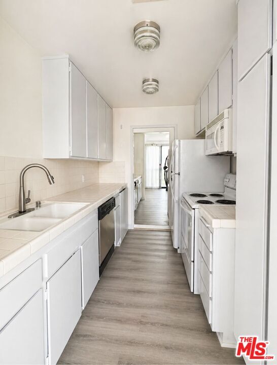 Building Photo - 100 S Doheny Dr