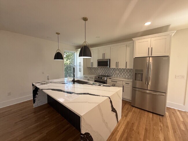 Building Photo - "Spacious 3-Bed, 3.5-Bath in the heart of East Nash
