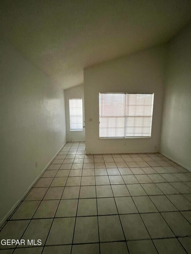 Building Photo - 5524 Oakbriar Cir