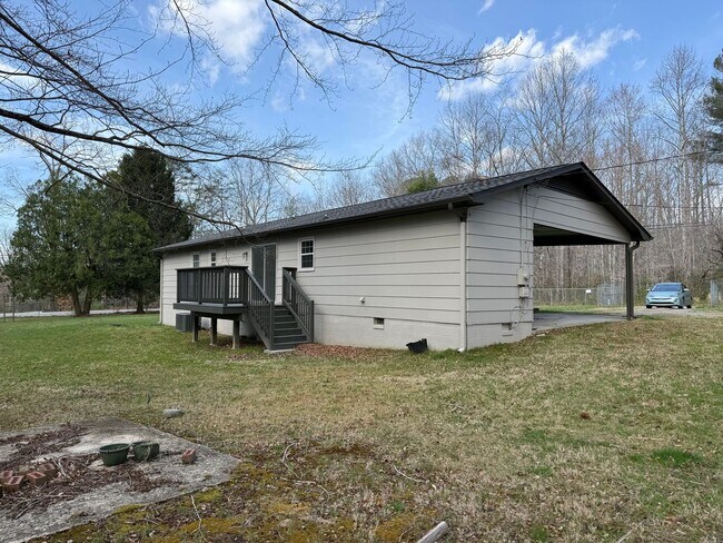 Building Photo - 3-bedroom, 2-bath brick ranch in Black Mountain