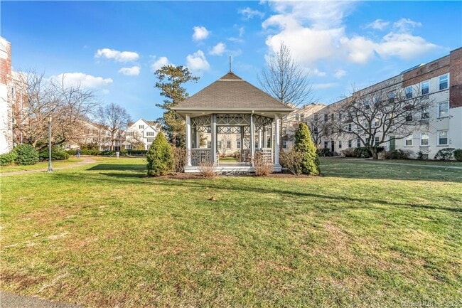 Building Photo - 140 Woodside Green