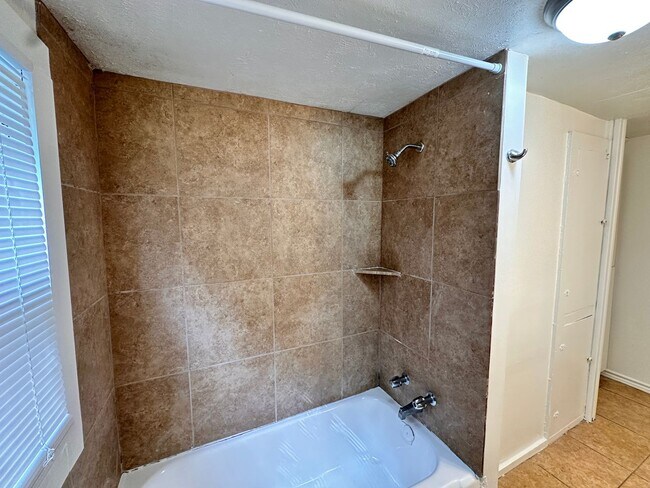 Building Photo - 2 Bedroom Home Close to Historic District