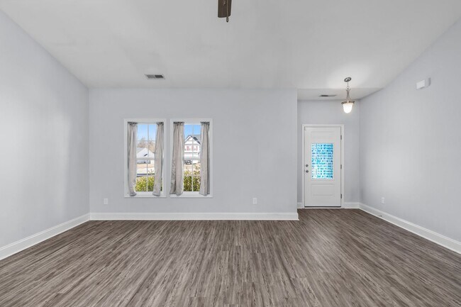 Building Photo - 3 bedroom 2 bathroom with a bonus room
