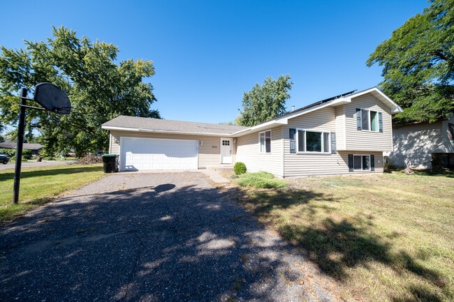 Primary Photo - 8001 Vincent Cir N
