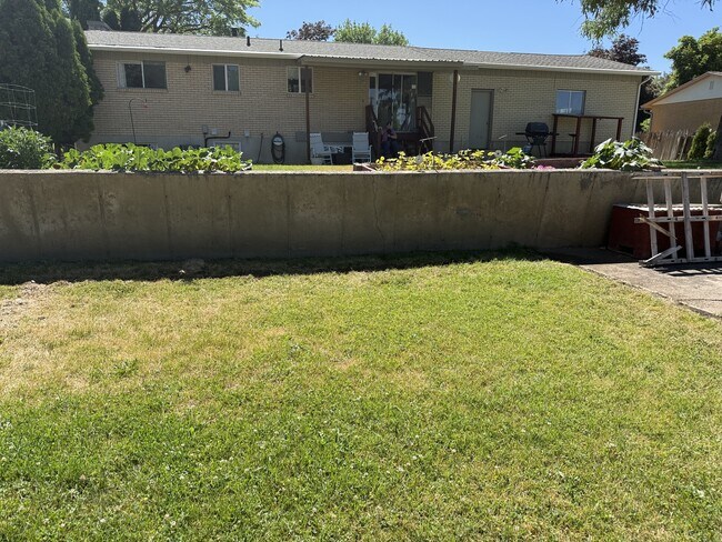 Building Photo - 435 Fuhriman Dr