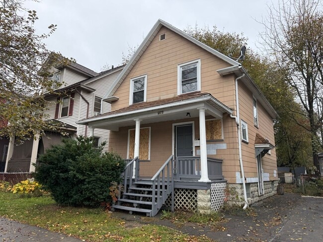 Building Photo - NICE 3 BEDROOMS WITH FULL BATH MOVE-IN READY!