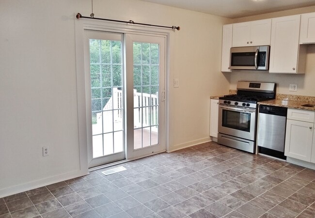 Building Photo - 2 Bed / 1 Bath Townhome