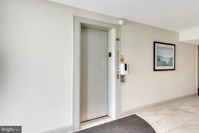 Building Photo - 7420 Lakeview Dr