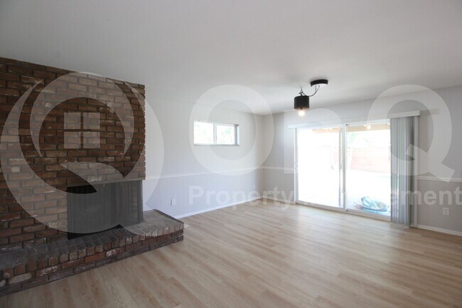 Building Photo - 537 E Laguna Dr