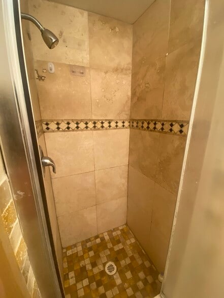 1st Bathroom-2 - 531 Hahaione St