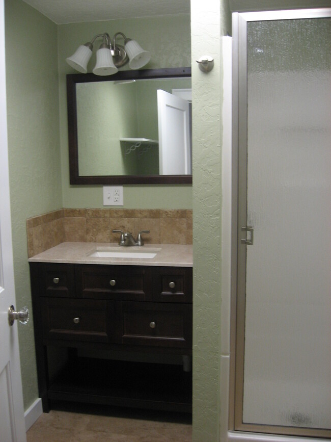 Upstairs Bath - 1108 S Cedar St