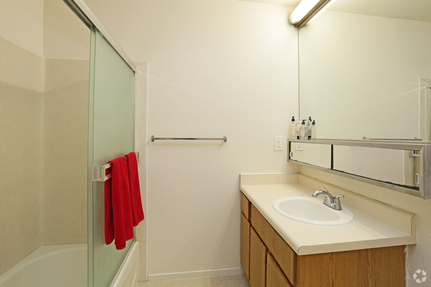 Bathroom - 2 Bedroom - Maple Grove