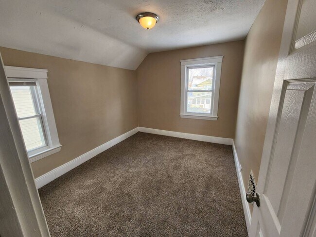 Building Photo - Charming 4-Bedroom Property in Prime Location