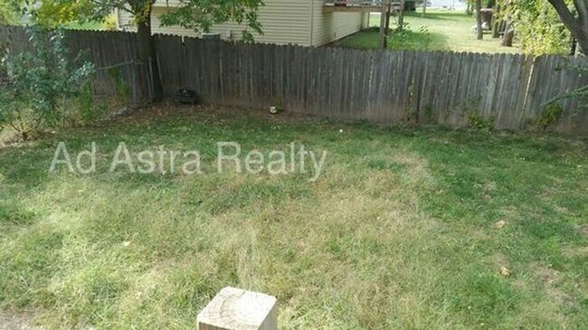 Building Photo - Shawnee Duplex-Available NOW!!