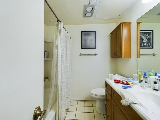 Building Photo - 806 W 24th St