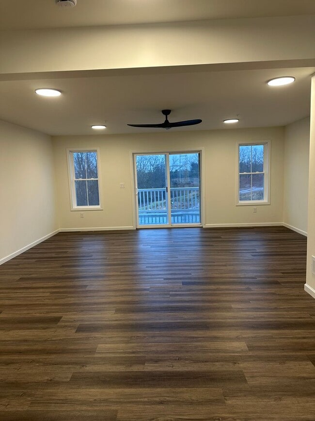 Building Photo - Beautiful Townhouse Available in York