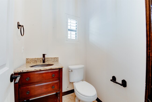 Building Photo - 905 W 22nd St