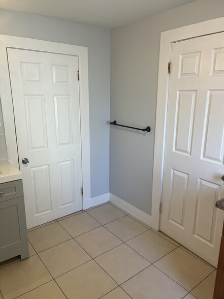 Full Bath - 109 Filmore St