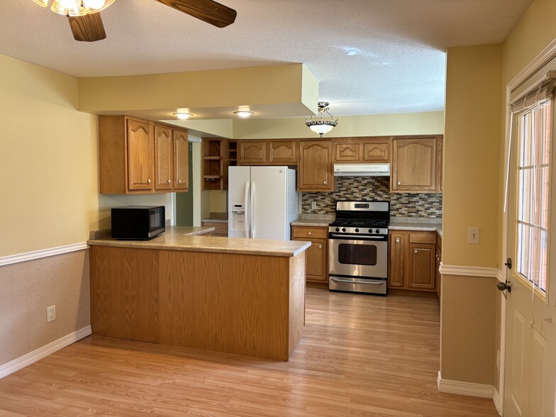 Building Photo - 126 East Golden Lake Lane