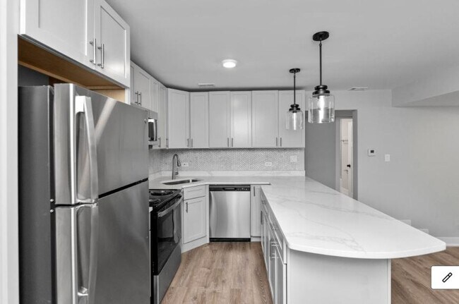 Building Photo - 2 bedroom in Old Town IL 60610
