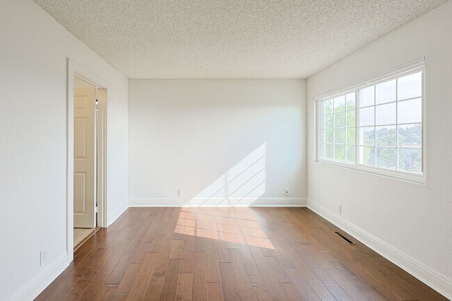 Building Photo - Spacious 4 Bed / 3 Bath Home in Desirable Nebo Hill – La Mesa (3,056 Sq Ft)