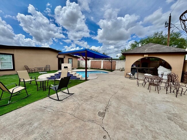 Building Photo - 111 Larga Vista Dr