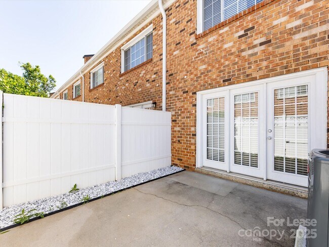 Building Photo - 1348 Green Oaks Ln