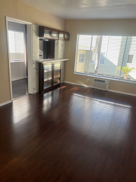 Building Photo - 1900 Grace Ave