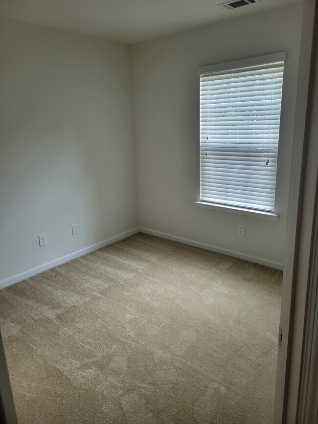 Building Photo - 106 Five Oaks Ct